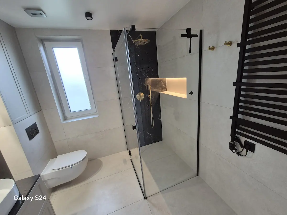 Nowoczesna łazienka premium z prysznicem walk-in, czarnymi akcentami i wnęką prysznicową z podświetleniem – wykończenie łazienki DECO MAX Rzeszów