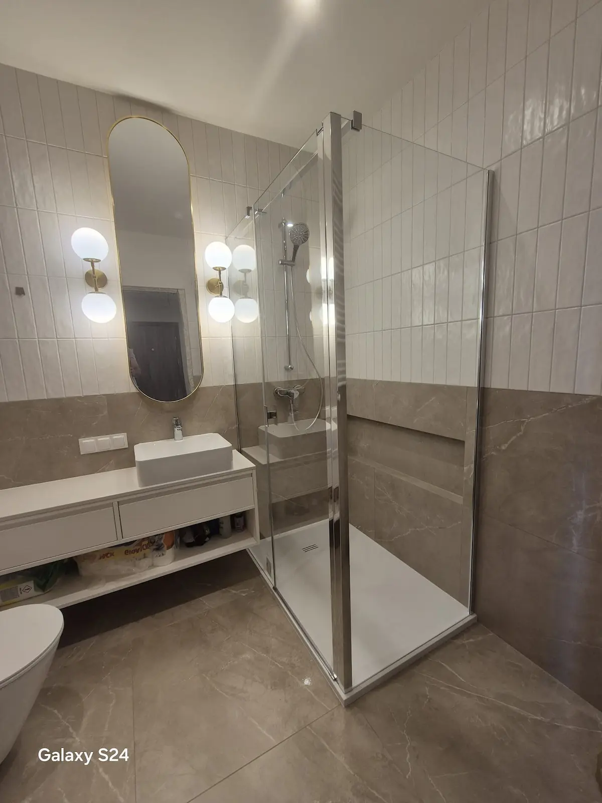 Nowoczesna łazienka premium z prysznicem walk-in, dużym lustrem i eleganckimi płytkami w odcieniach beżu – wykończenie wnętrz DECO MAX Rzeszów