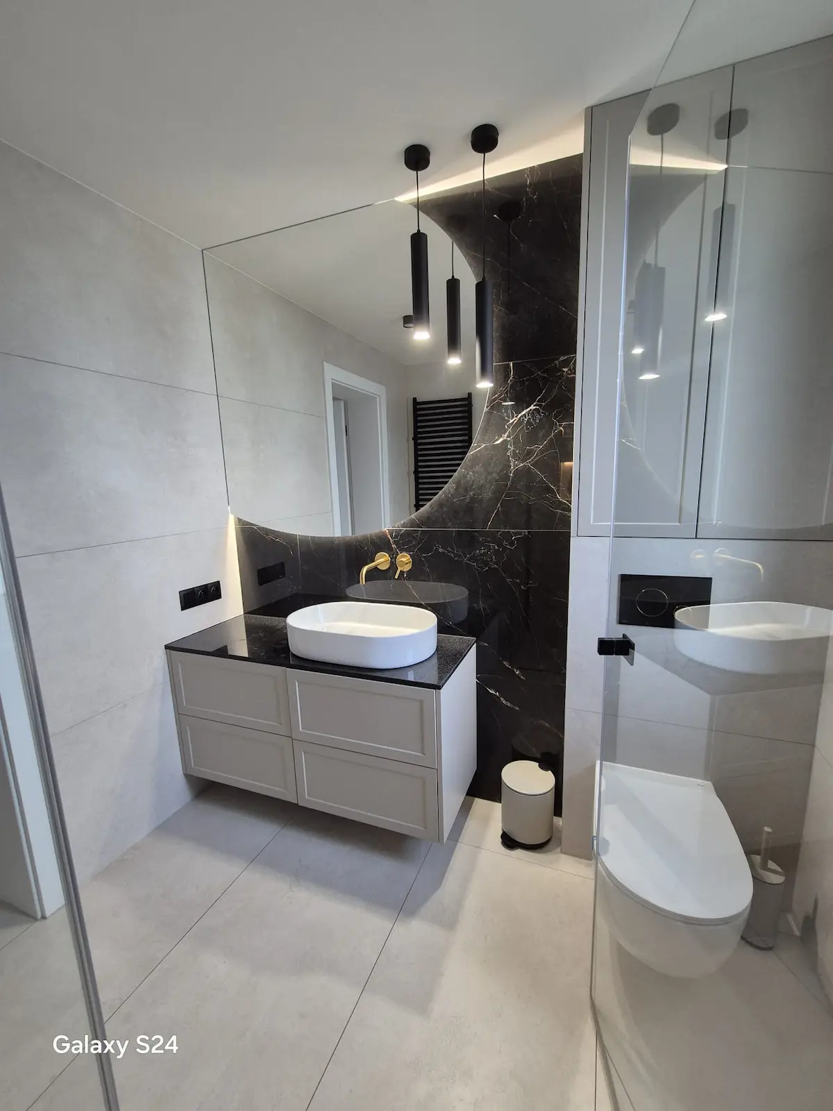 Nowoczesna łazienka premium z czarnym marmurem, podwieszaną szafką i nablatową umywalką – realizacja wykończenia wnętrz DECO MAX Rzeszów