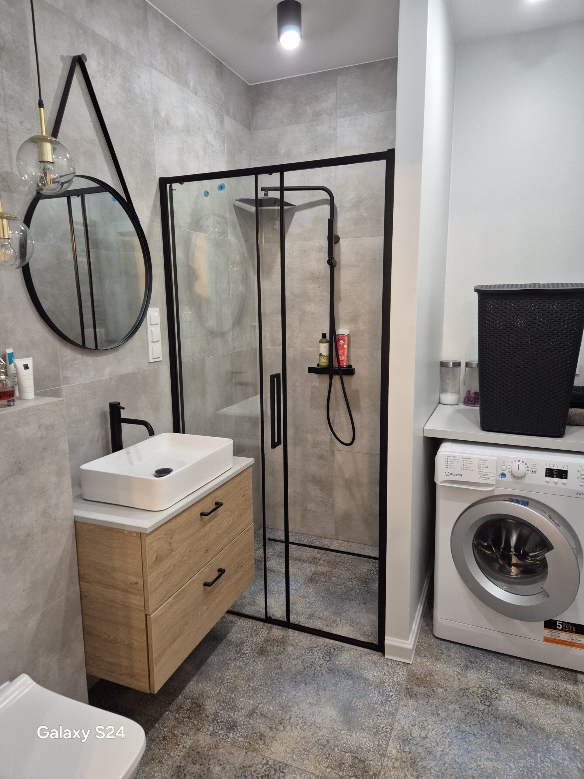 Nowoczesna łazienka z prysznicem walk-in, czarną armaturą i strefą pralni – funkcjonalne wykończenie wnętrz DECO MAX Rzeszów