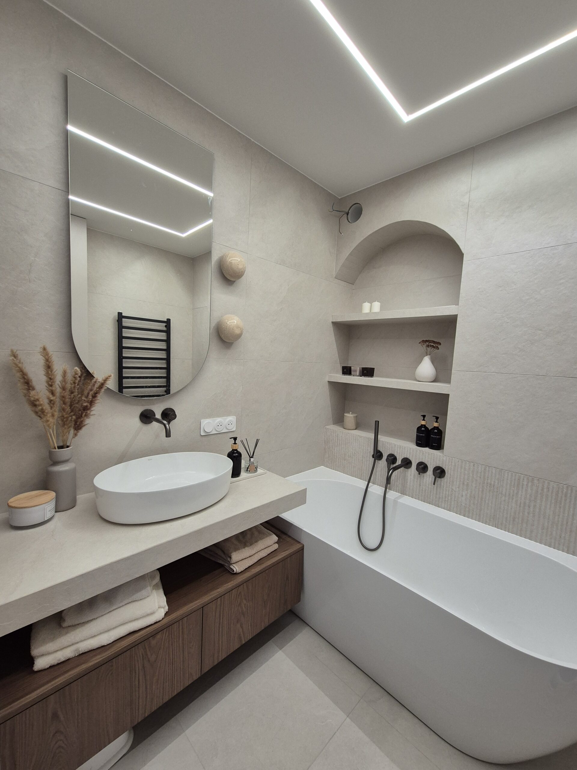 Nowoczesna łazienka premium z wanną, wnękami na kosmetyki i podświetleniem LED – eleganckie wykończenie wnętrz DECO MAX Rzeszów