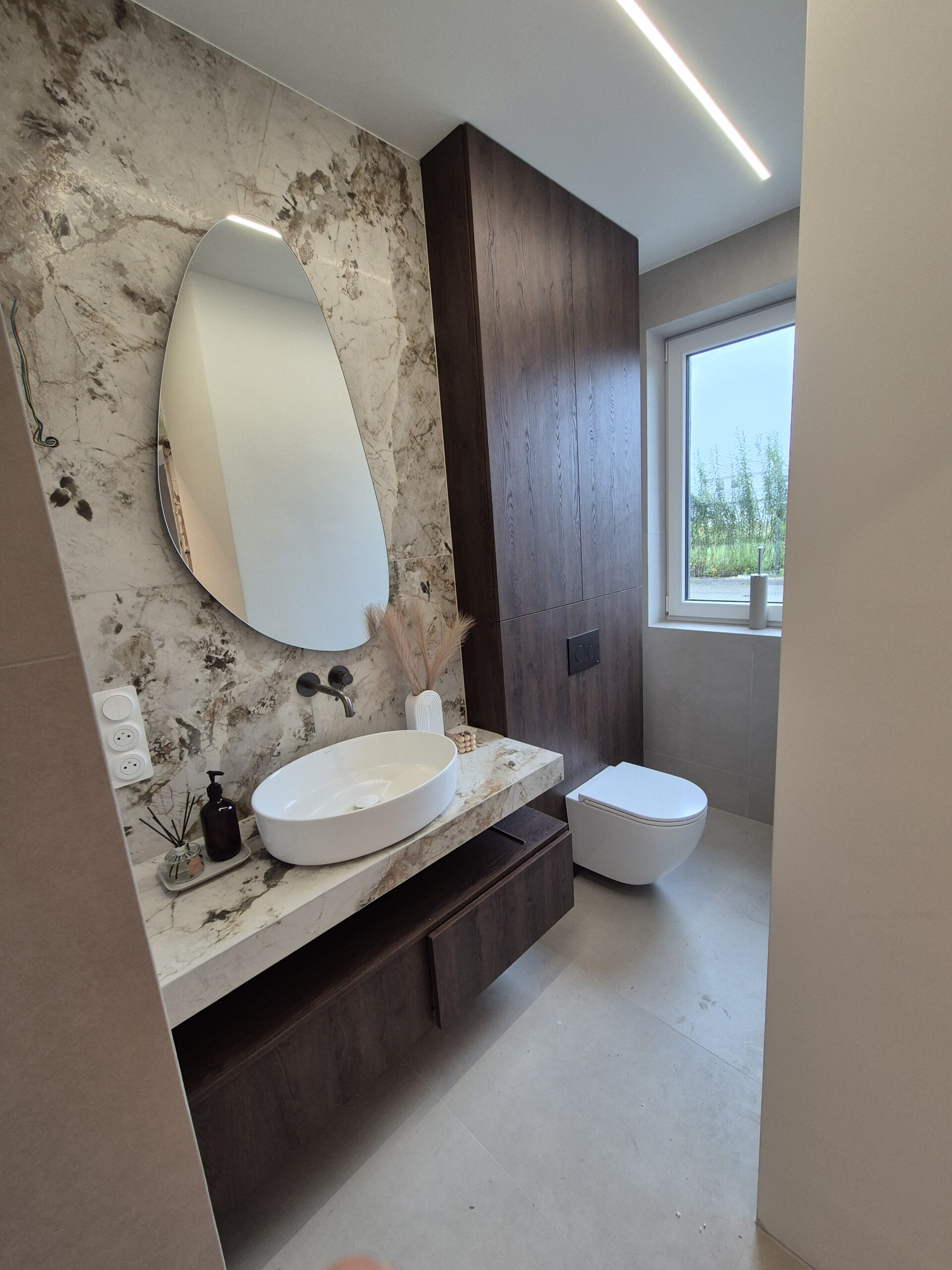 Nowoczesna łazienka premium z marmurową ścianą, drewnianą zabudową i nablatową umywalką – wykończenie wnętrz DECO MAX Rzeszów