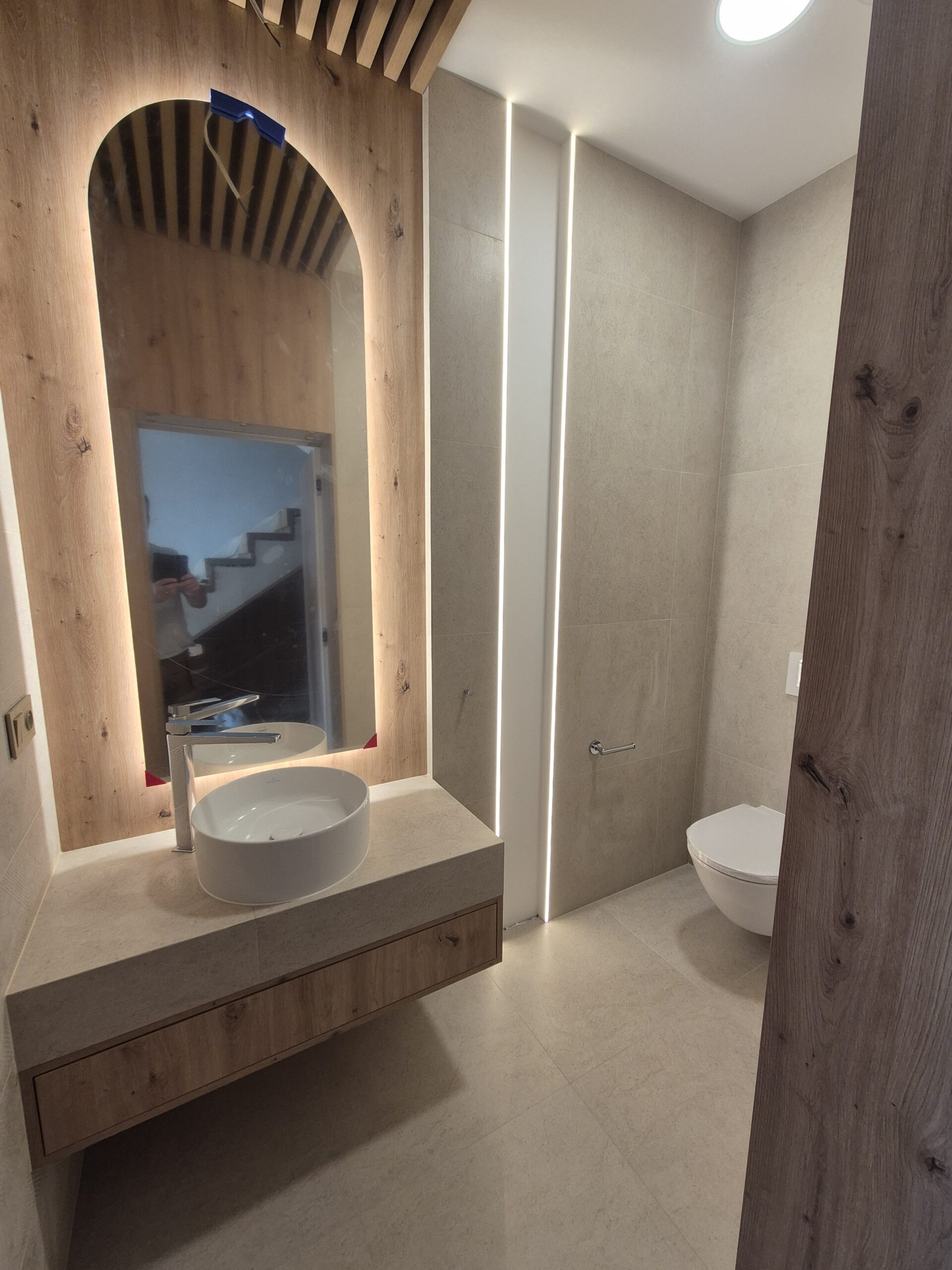 Nowoczesna łazienka premium z drewnianą zabudową, podświetlanym lustrem i nablatową umywalką – wykończenie wnętrz DECO MAX Rzeszów